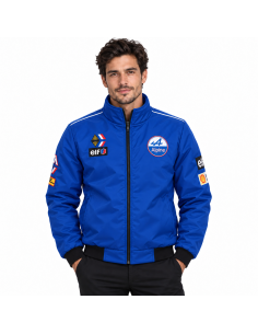 Blouson Renault Alpine bleu porté par un mannequin – matière hardshell, vue de face